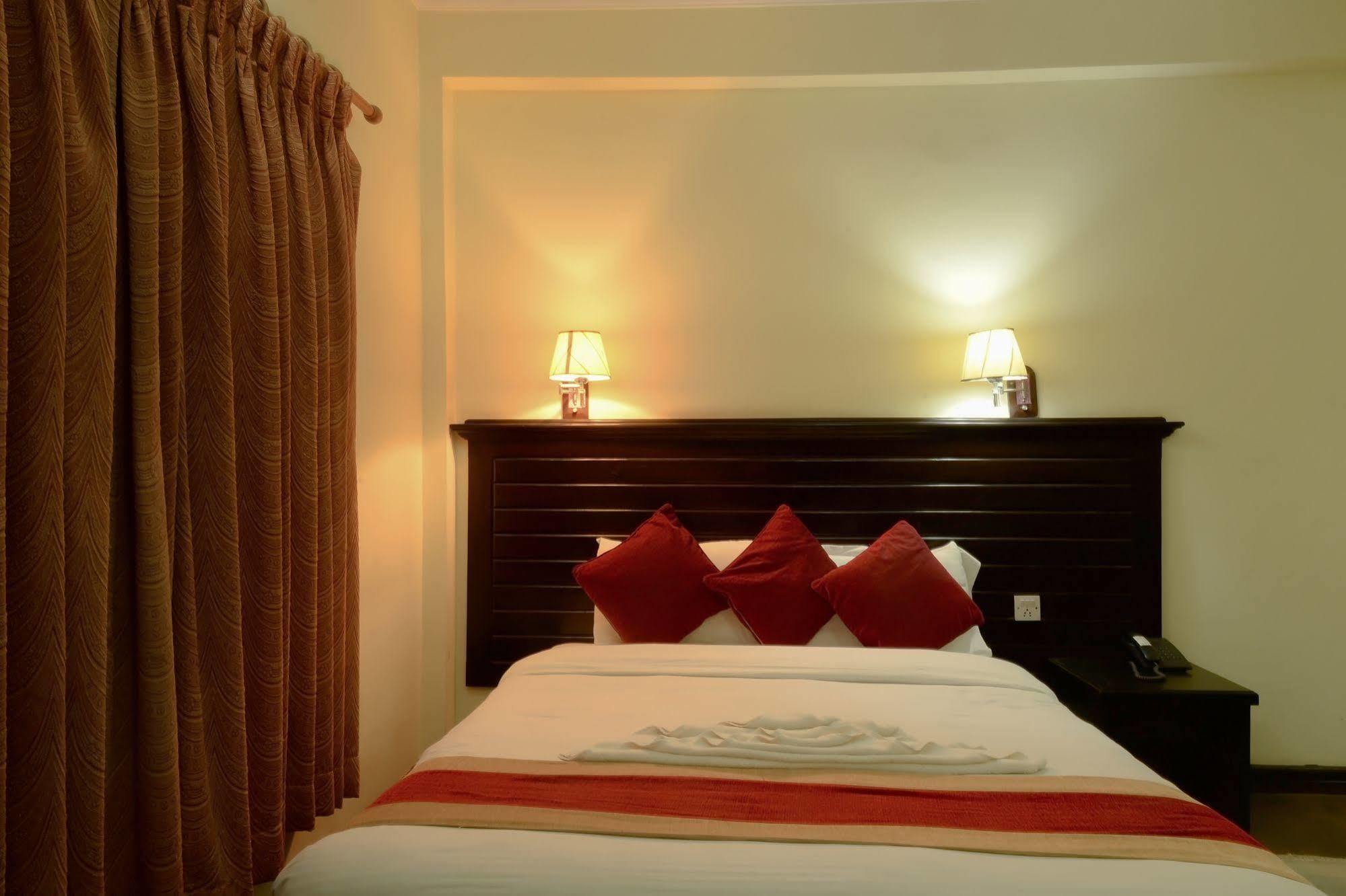 Hotel Lake Star Покхара Екстер'єр фото